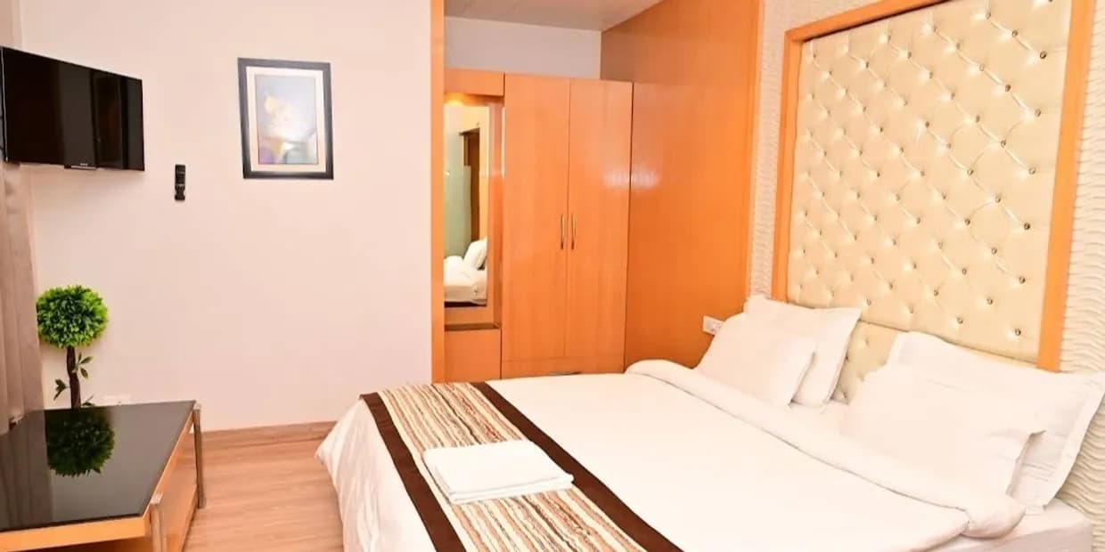 Double Bed Room at Shri Mahakal Bhakt Niwas Ujjain — pilgrim room booking near Mahakaleshwar Temple
