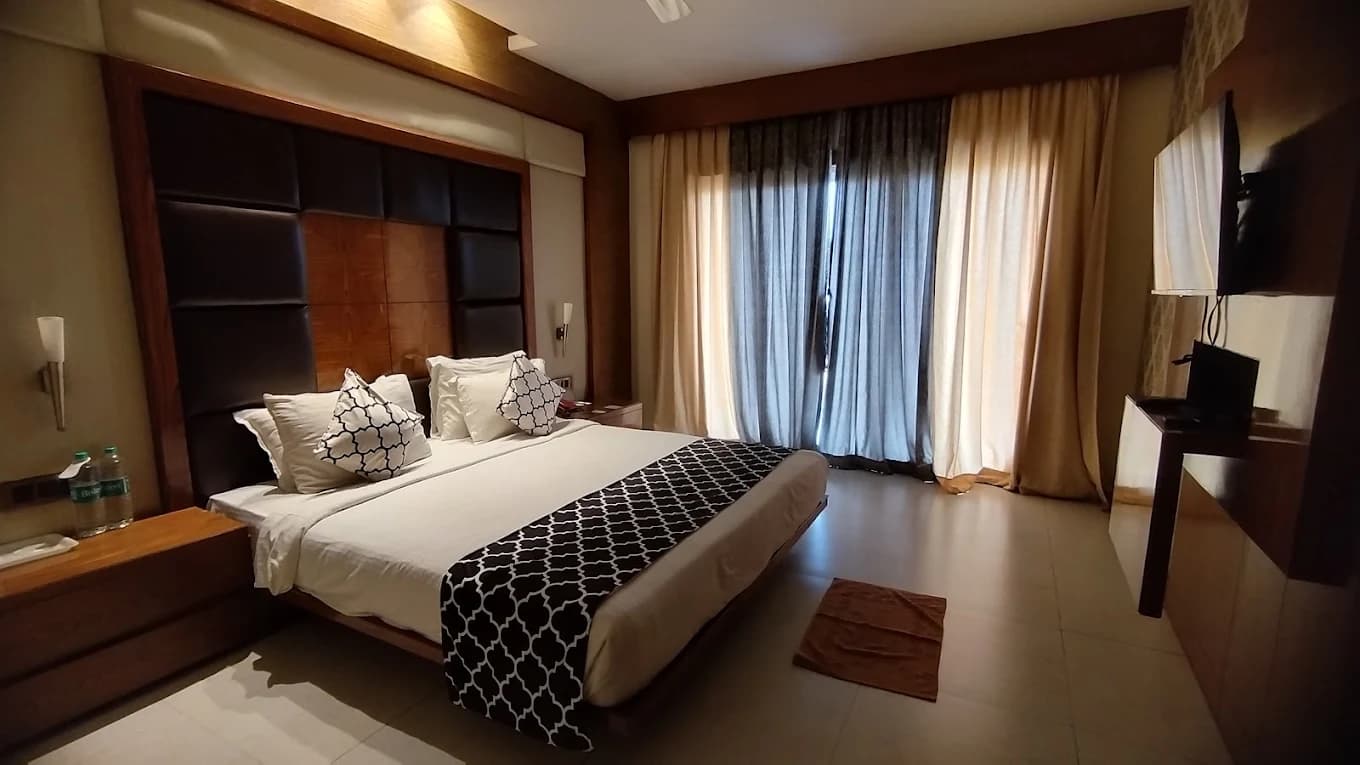 Three Bed Room at Shri Mahakal Bhakt Niwas Ujjain — pilgrim room booking near Mahakaleshwar Temple