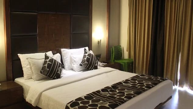 Delux Double Bed at Shri Mahakal Bhakt Niwas Ujjain — pilgrim room booking near Mahakaleshwar Temple