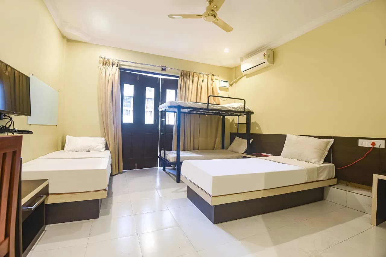 Six Bed Room at Shri Mahakal Bhakt Niwas Ujjain — pilgrim room booking near Mahakaleshwar Temple
